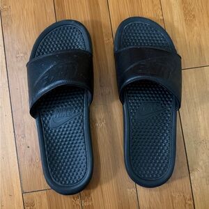 Nike Benassi slides (black)